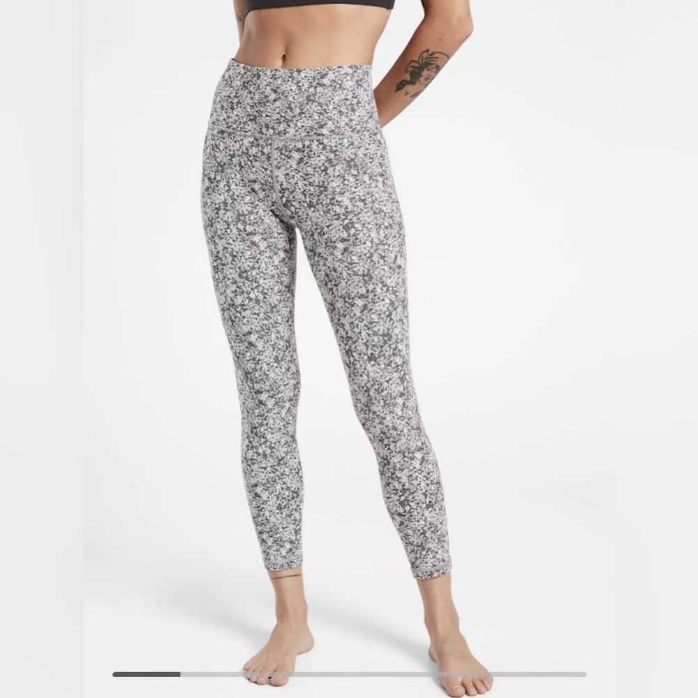 Athleta Salutation Stash 7/8 Tight Women’s Black & White Pattern Leggings Size S - Picture 1 of 10